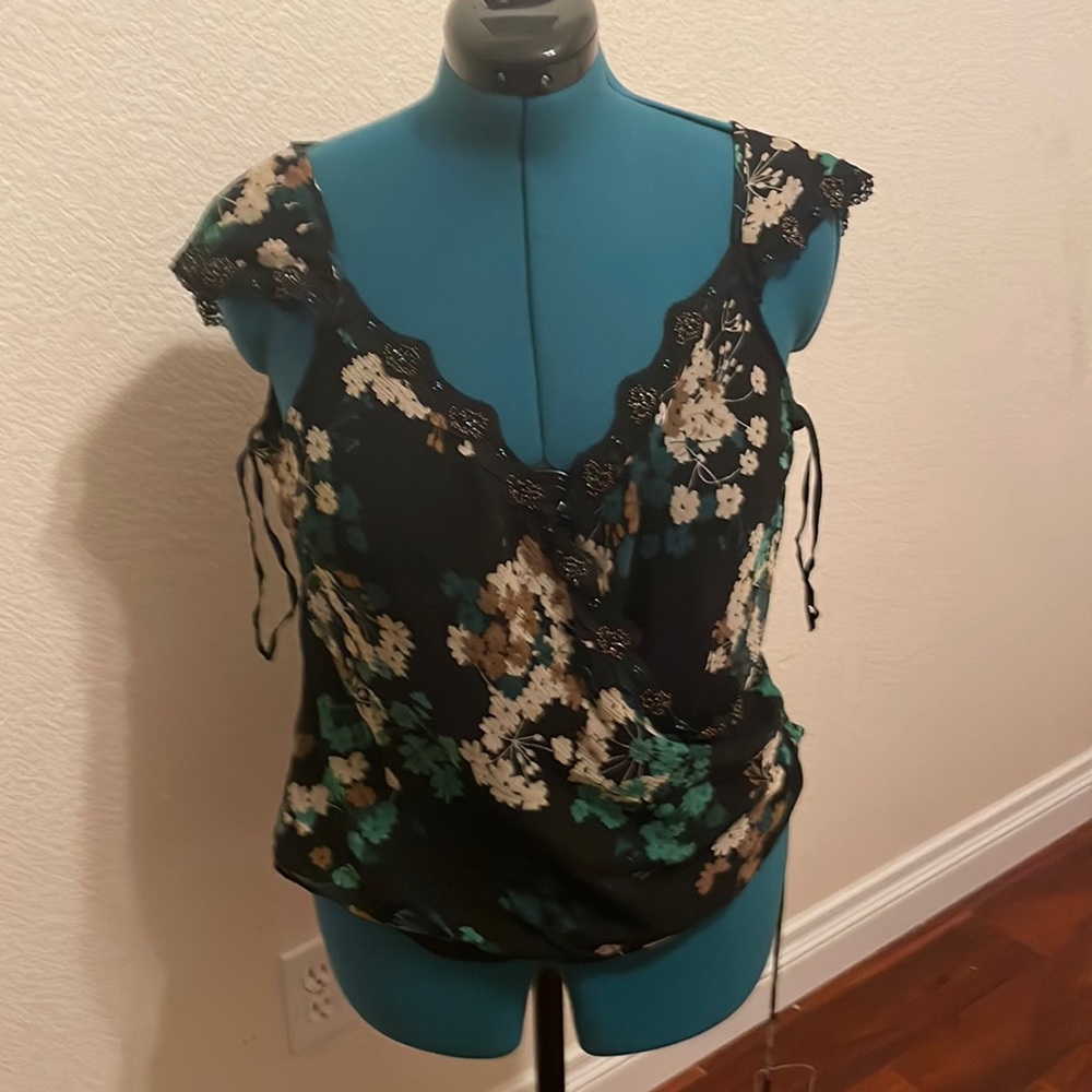 Nine West floral v neck